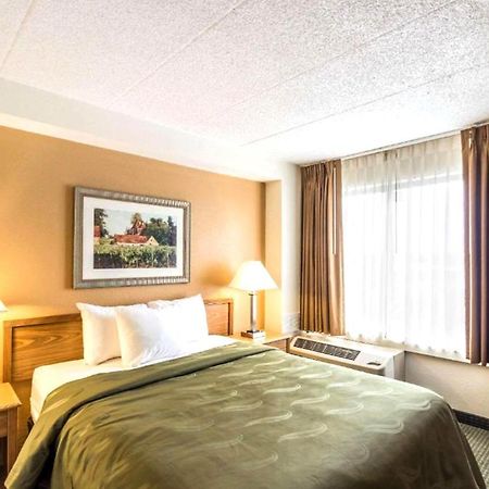 Quality Inn & Suites Milwaukee Buitenkant foto