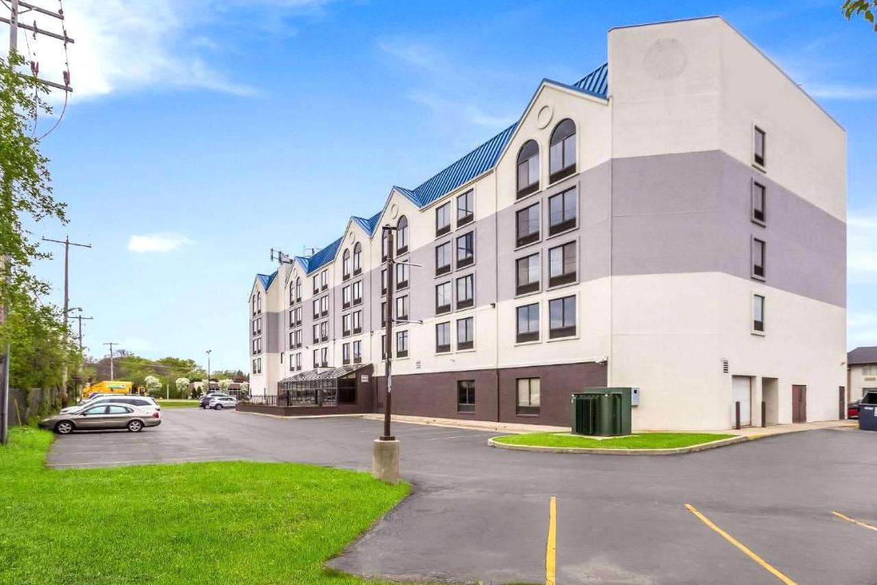 Quality Inn & Suites Milwaukee Buitenkant foto