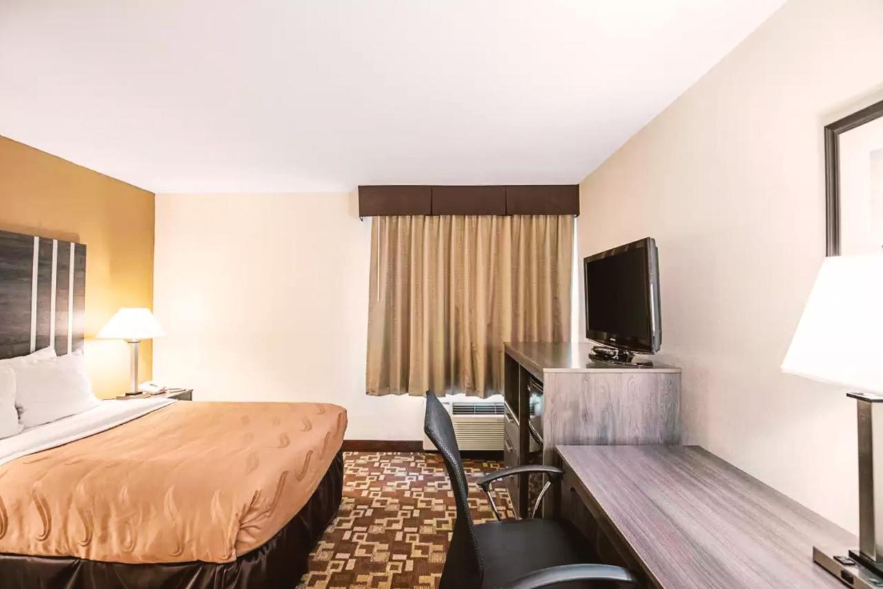 Quality Inn & Suites Milwaukee Buitenkant foto