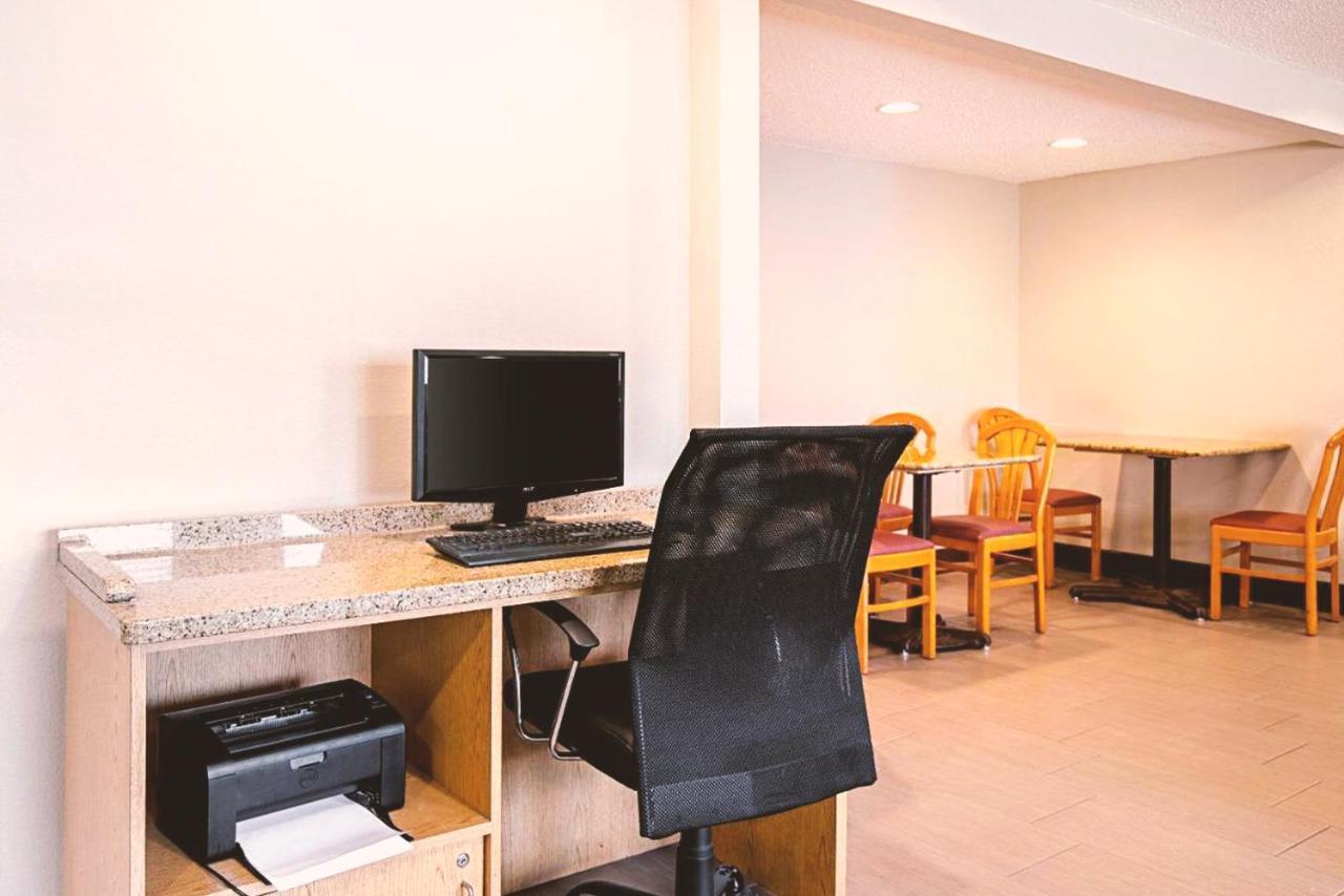 Quality Inn & Suites Milwaukee Buitenkant foto
