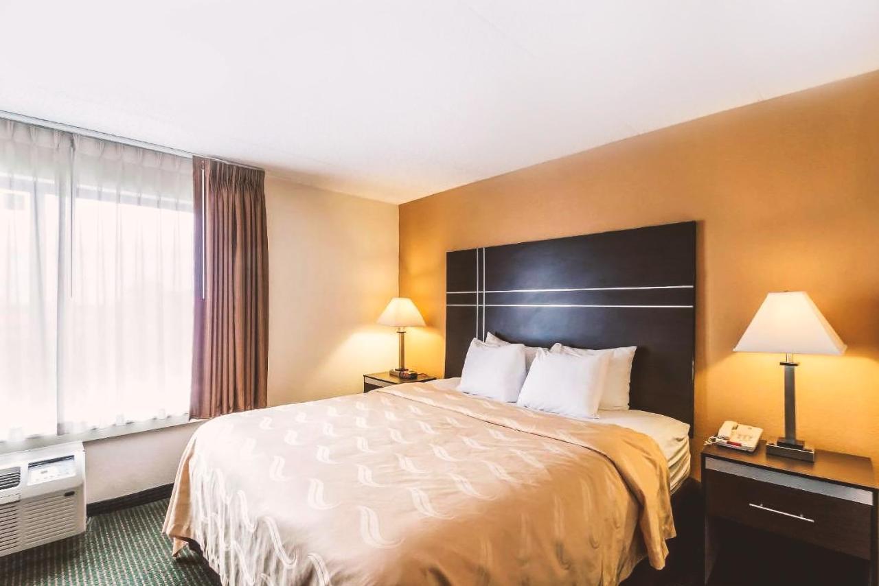 Quality Inn & Suites Milwaukee Buitenkant foto