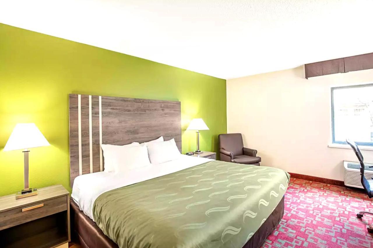 Quality Inn & Suites Milwaukee Buitenkant foto