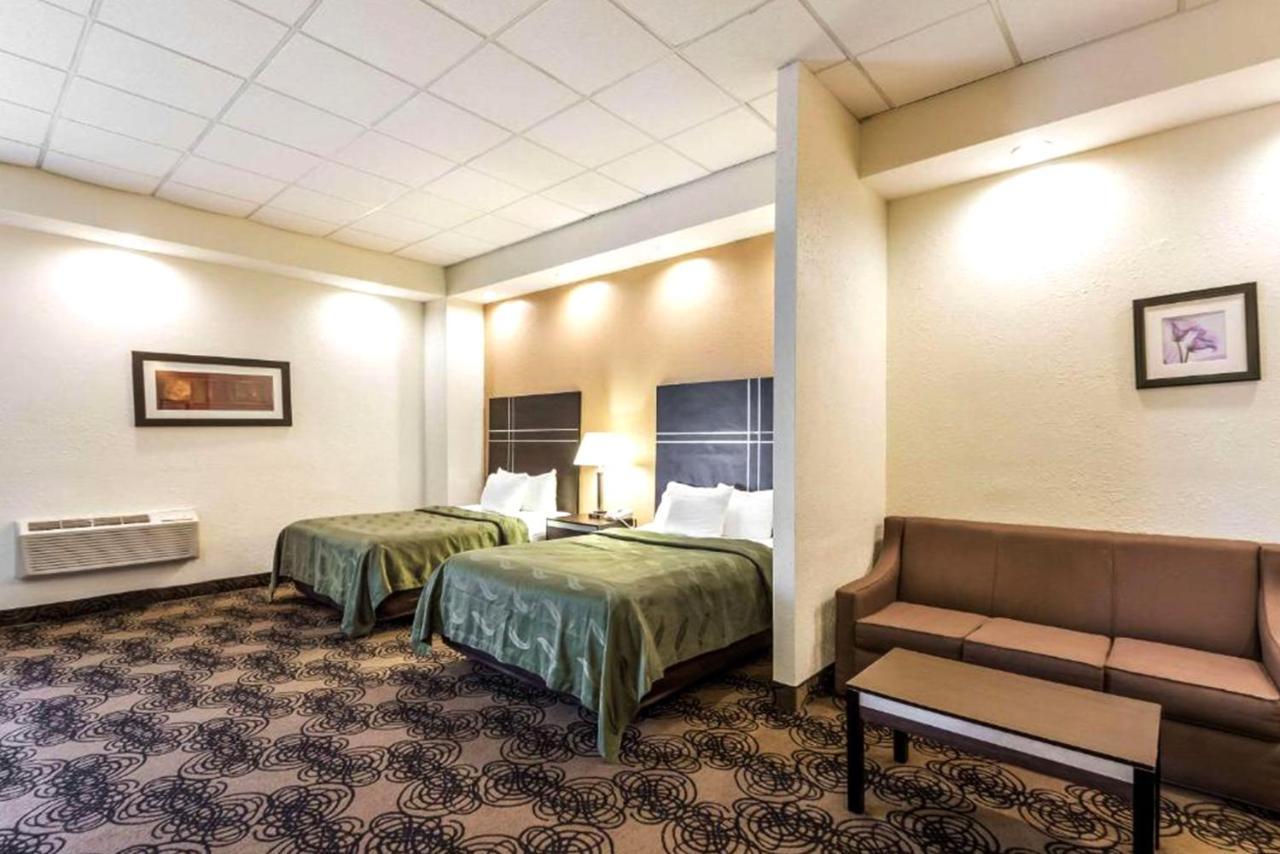 Quality Inn & Suites Milwaukee Buitenkant foto