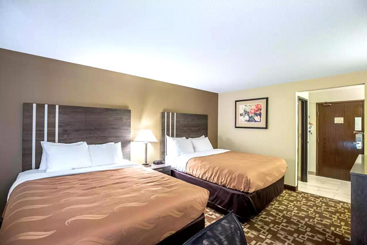 Quality Inn & Suites Milwaukee Buitenkant foto